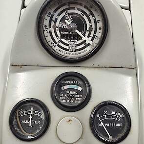 De Ford Red Tiger had voor een trekker uit 1953 al een behoorlijk uitgebreide klokkenwinkel.