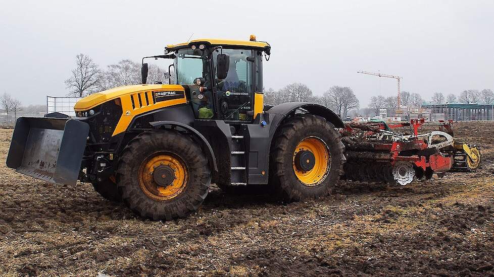 JCB Fastrac 8330 met 6 meter P&ouml;ttinger schijveneg