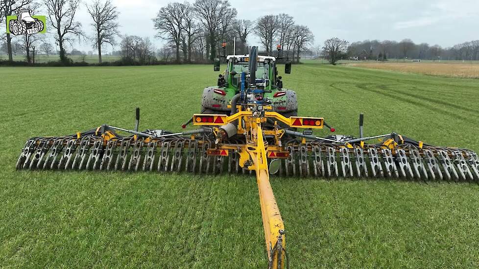 Loonbedrijf Westerveld uit Breedenbroek aan het sleepslangen