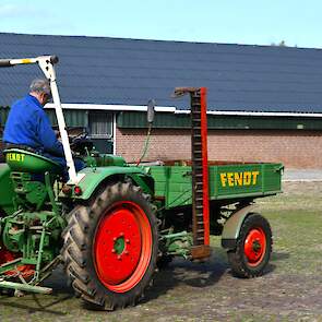 Wim, de oudste van de broers Peters, rijdt de Fendt werktuigendrager naar buiten. Het is een F225GT uit 1963 van 25 pk.