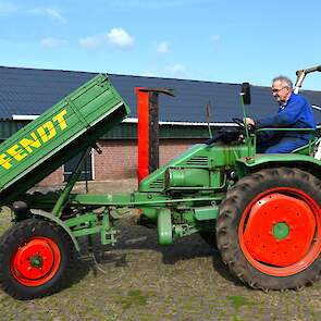 De bak van de werktuigendrager kan hydraulische kiepen. Daarvoor moet de bak wel eerst handmatig worden ontgrendeld
