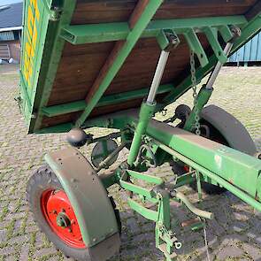 Het hout van de bodem en de zijschotten zijn een keer vernieuwd. Verder is bijna alles aan de werktuigendrager nog origineel.