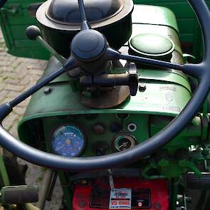 Het dashboard van de Fendt GT met links de toerenteller annex urenteller.