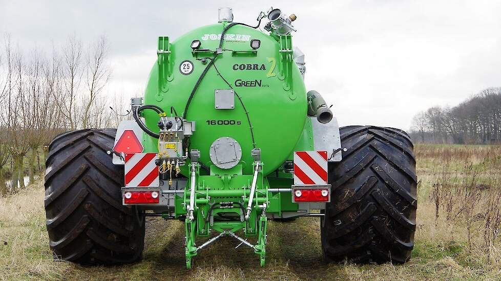 Joskin Cobra met hydraulisch uitschuifbare as en Mitas 1250/50R32 Veldhuzin,wagenbouw Trekkerweb