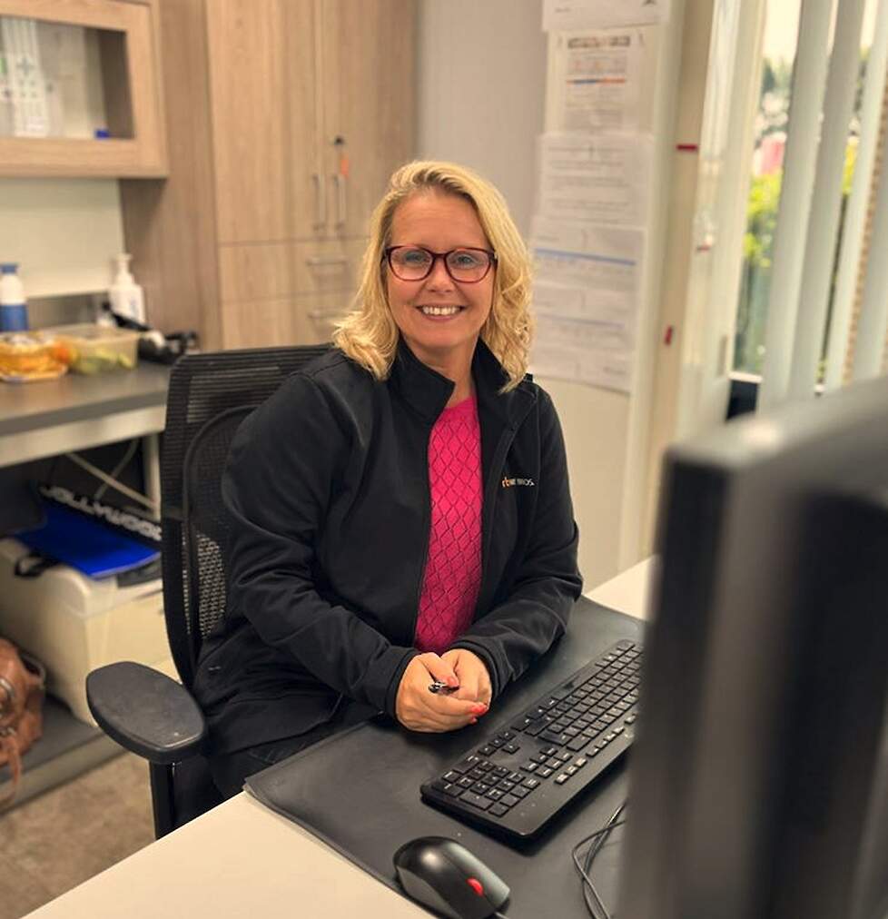 Danielle Roks &ndash; Bewijst iedere dag weer dat de &lsquo;Mission Possible&rsquo; is  Als Office Opera ons Manager in de Benelux houdt Danielle Roks zich al negen jaar bezig met  het soepel laten verlopen van de dagelijkse werkzaamheden. Ze houdt zich bezig met papierwer