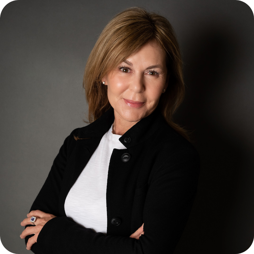 mma Tuckley - van administra ef medewerker naar Opera oneel Directeur Interna onal   Emma Tuckley's onverwachte carri&egrave;re naar een leidinggevende func e bij Ritchie Bros. begon  bijna 30 jaar geleden toen ze, terwijl ze als serveerster werkte bij haar vori