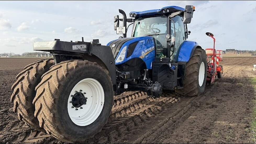 New Holland T6180 Trike zaait uien!  T7.245 met Lemken Karat  & Imants Culter