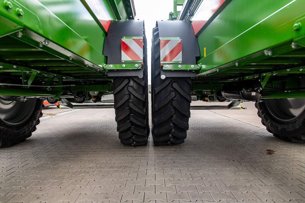 Beide soorten banden met EU-typegoedkeuring (CoC) naast elkaar: links de VF 480/95 R50, rechts de nieuwe VF 520/85 R50.