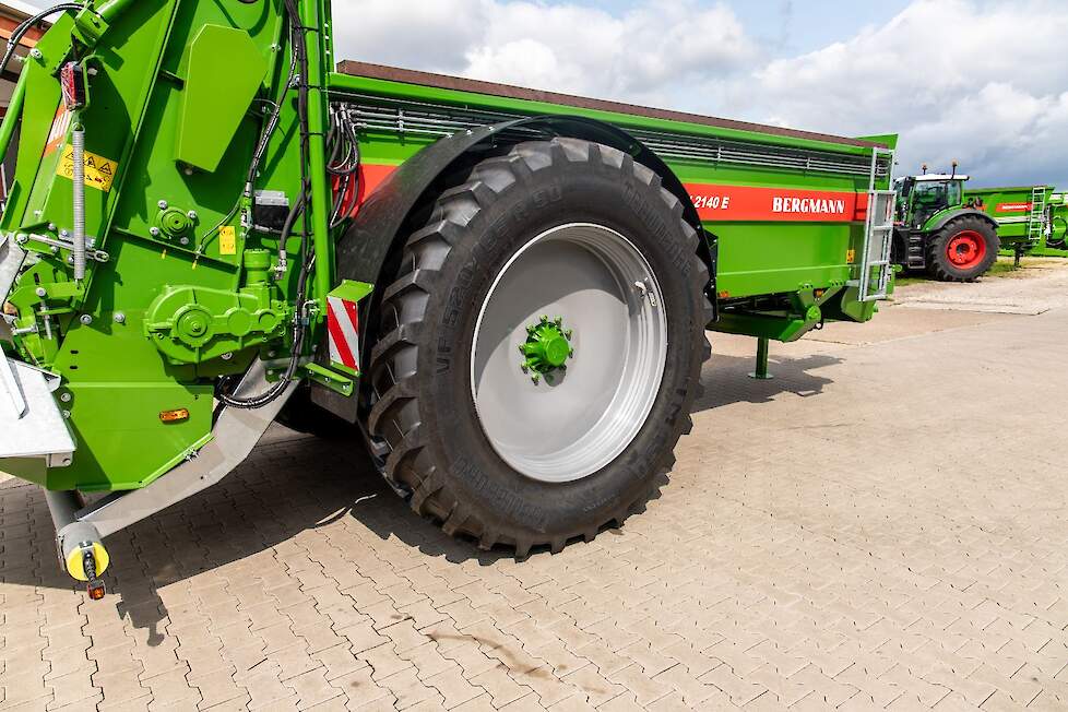 Diepbed-universeelstrooier TSW 2140 met de nieuwe banden VF 520/85 R50 Trelleborg TM 150 TL 177 D.