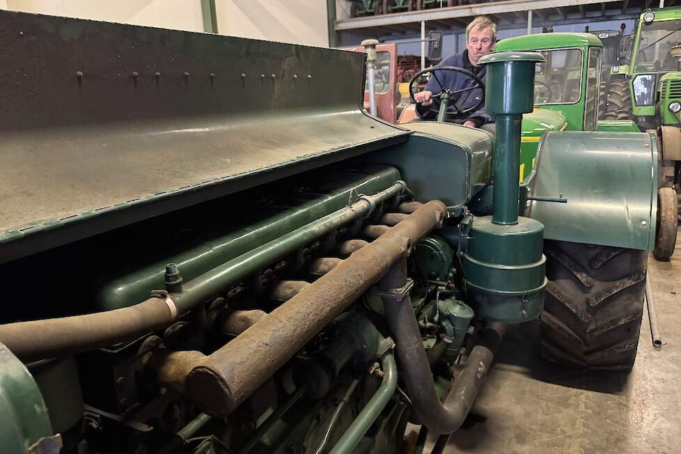 Herman laat even horen hoe de 8-cilinder industriemotor van deze zelfgebouwde Deutz klinkt: als een orgel.