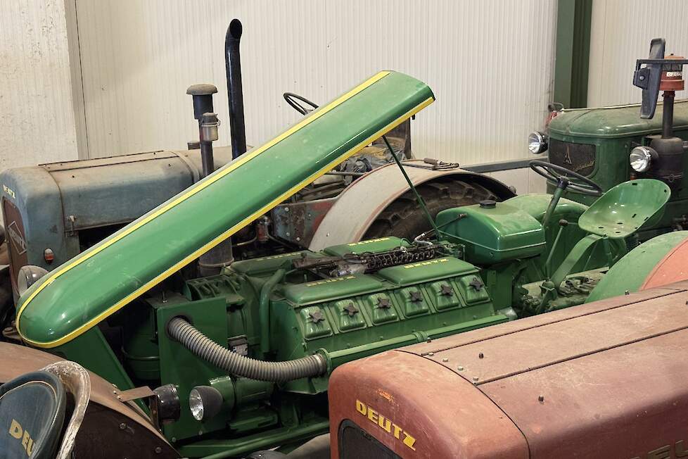 De trekker met opengeklapte motorkap is een F2L 514 stompkop maar dan met een V12-industriemotor van Deutz in plaats van de originele 2-cilinder luchtgekoelde dieselmotor.