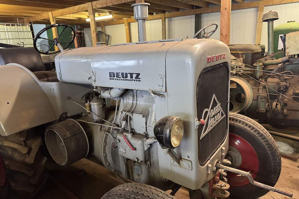 Tot 1940 waren de trekkers van Deutz grijs in plaats van groen en soms rood afhankelijk naar welk land ze werden ge&euml;xporteerd.