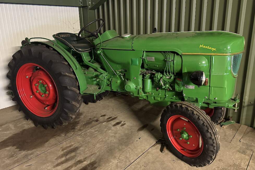Dit is een Deutz D4005 Plantage, waarbij het woord Plantage aangeeft dat het een smalspoortrekker is speciaal gebouwd voor de wijnbouw.