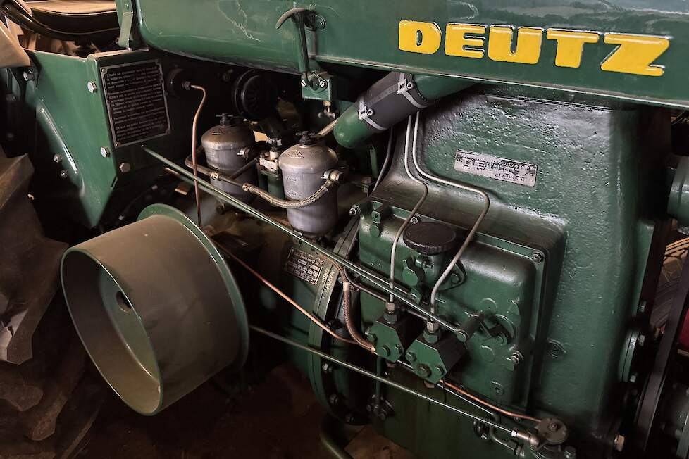 Dit is de watergekoelde 2-cilinder motor van de eerste Deutz die Herman heeft gerestaureerd. Het is een F2M 417.