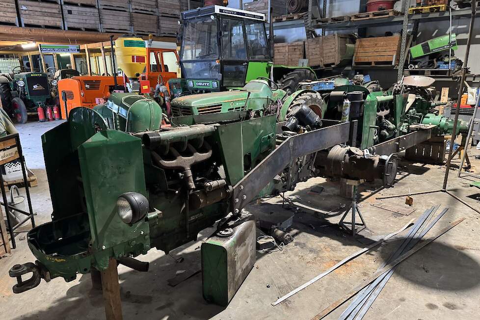 De motor en het chassis links op de voorgrond zijn de basis van een Deutz D5505, de motor en het chassis erachter zijn eveneens van een D5505. De bedoeling van Herman is om van deze twee trekkers een tandemtrekker te maken naar het voorbeeld van de Ford D