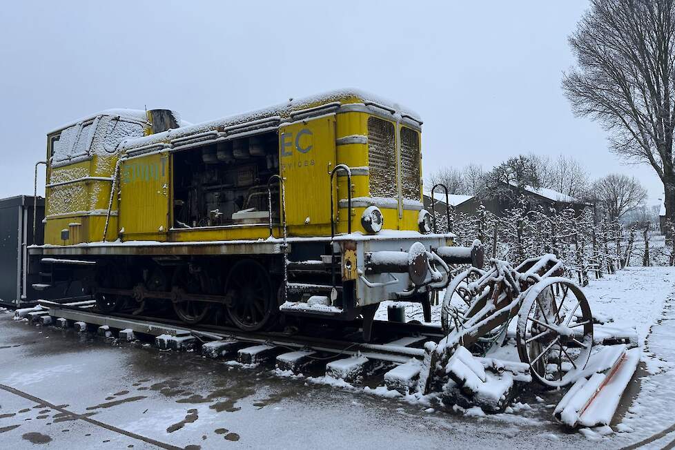 De locomotief op het erf van Hermans fruitteeltbedrijf is ook door de Deutzfabriek in Keulen gebouwd.