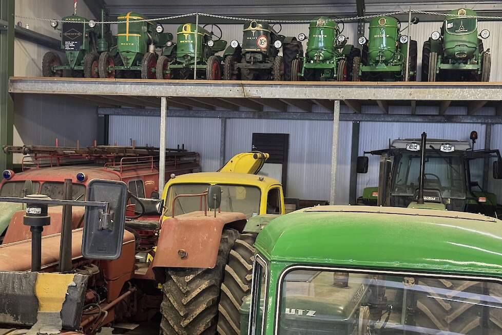 Achter in de schuur staat op een zolder een rijtje smalspoor Deutzen. Het zijn van links naar rechts een F1m414, een F1L514, een F1L612, een F2L612, een D15, een D30 en een D3005.