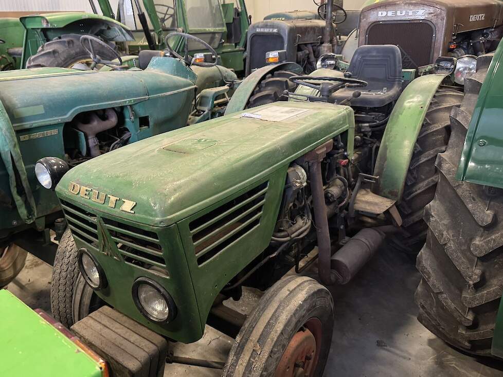De Deutz op de voorgrond is door Fendt gebouwd.