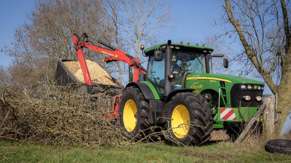 Loonbedrijf dekker uit Vriezenveen met John deere`s in de groenvoorziening