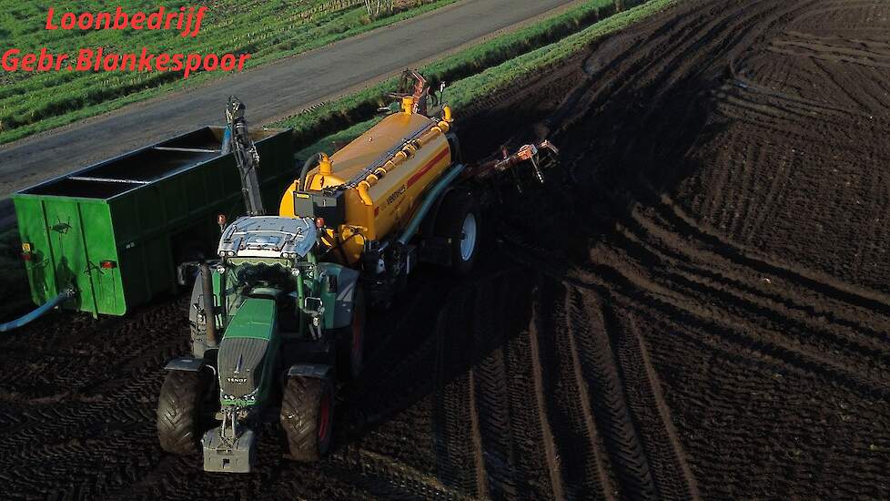 Loonbedrijf GEBR. BLANKESPOOR  bezig met bouwland injecteren.