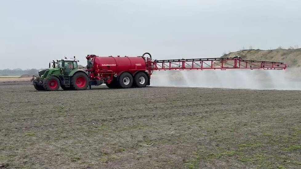 Stuifdektank van Loon- en Grondverzet Bedrijf J.Kamst klaar voor inzet
