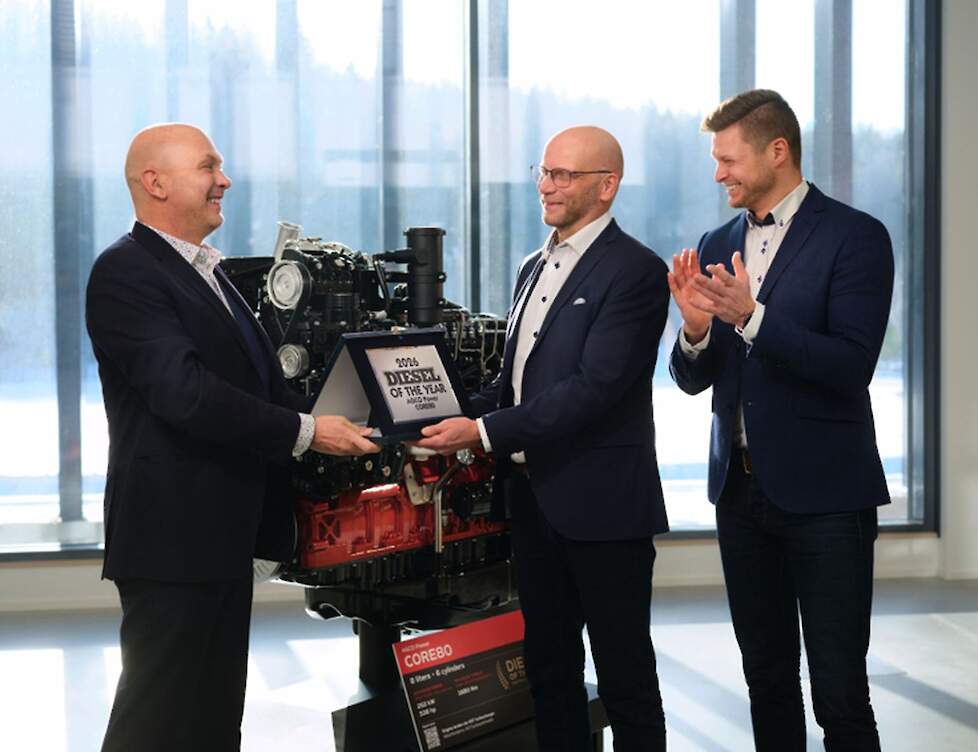 (v.l.n.r.) Fabio Butturi (hoofdredacteur van Powertrain International) reikt de prijs voor "Dieselmotor van het jaar 2026" uit aan Juha Tervala (vicepresident van AGCO Power) en Juha-Pekka Asikainen (projectmanager Technologie bij AGCO Power).