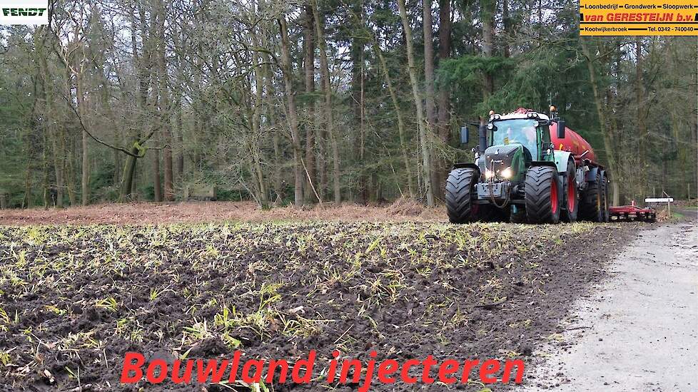 Loonbedrijf van Geresteijn bezig met bouwland bemesten.