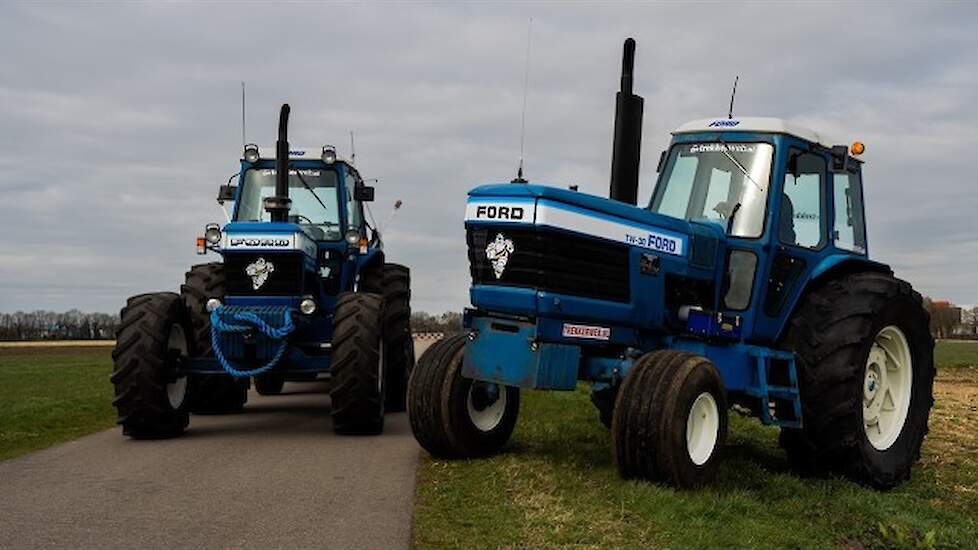 Ford TW 20 (Four-Wheel Drive)met Ford TW 30 (Two-Wheel Drive)  op transport