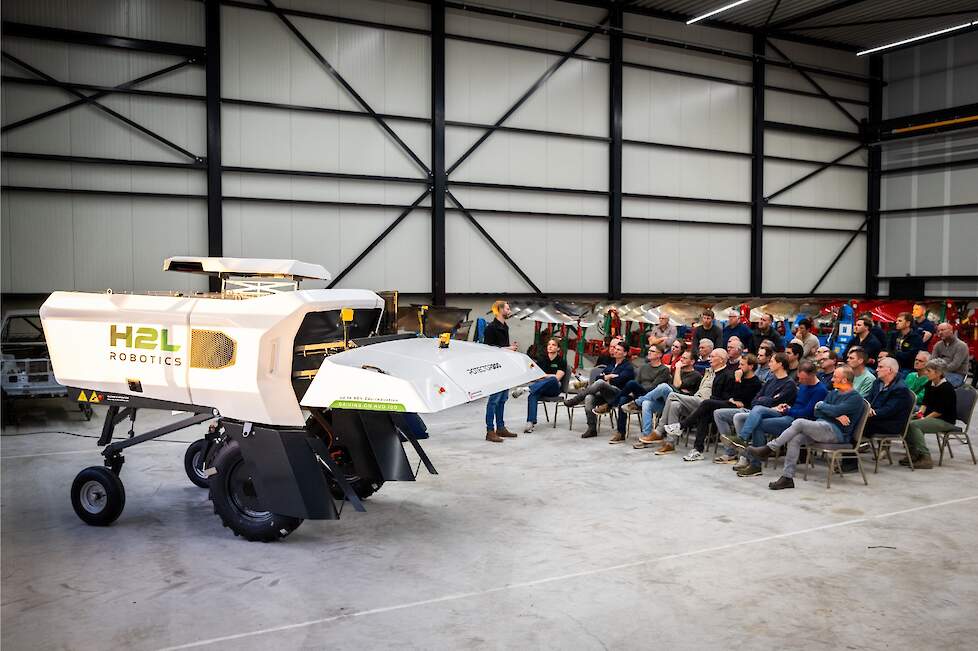 Tijdens de thema-avond over autonome landbouwmachines kregen bezoekers bij drie stations uitleg, waaronder bij de Potector 300, een autonome aardappelselectierobot.