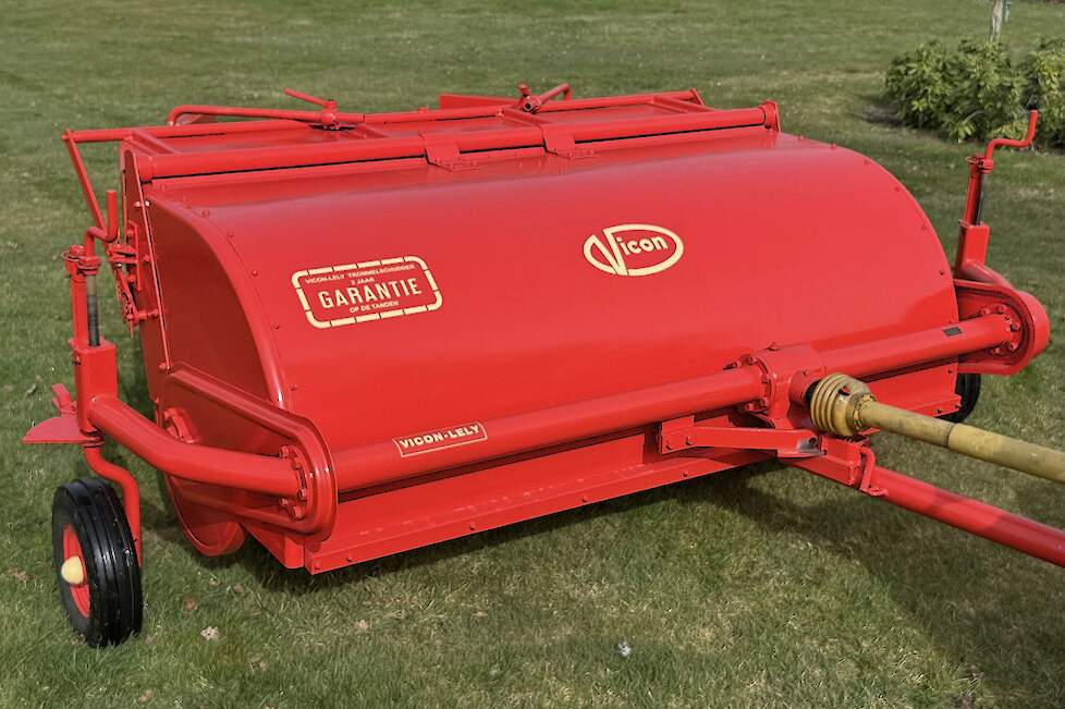 In de werkplaats hangt deze ingelijste poster die ter gelegenheid van het 100-jarig bestaan van de firma Vissers werd uitgegeven.