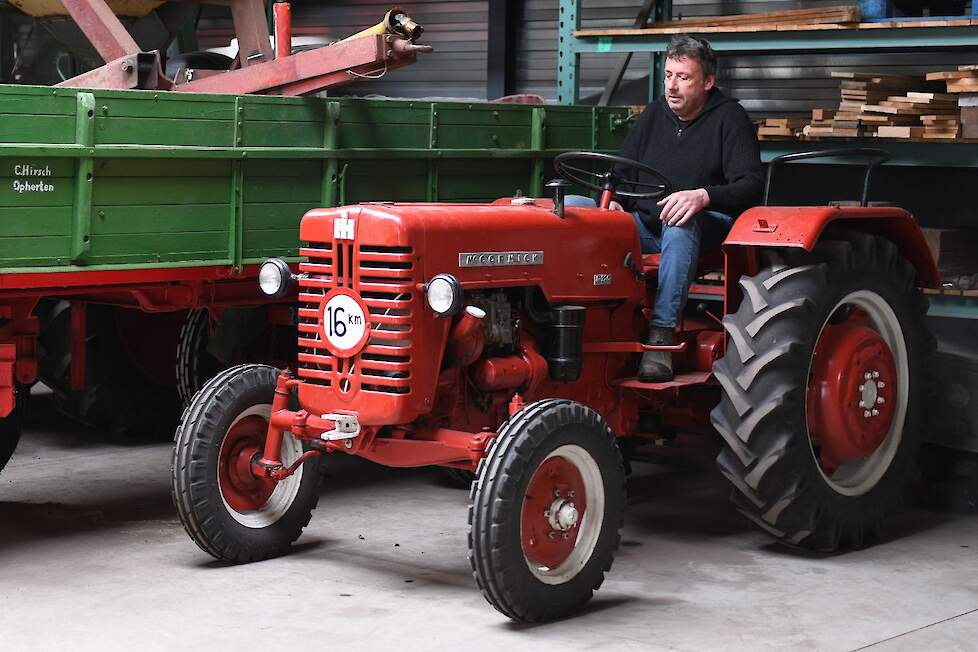 Arold start de McCormick D-320 om de werktuigen naar buiten te rijden voor de fotosessie.