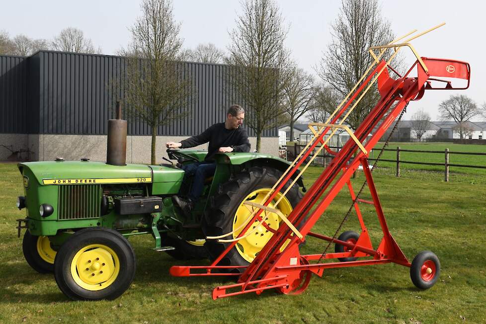 Carlo Schouten laat zien hoe de Vicon-Steketee pakjeslader werkt.