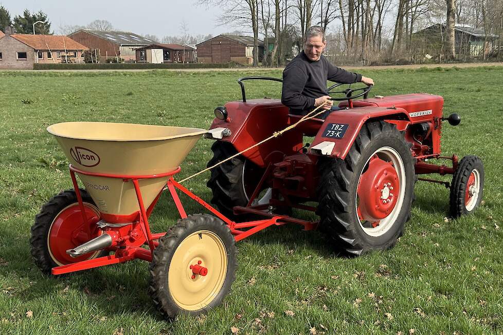 Door aan een touwtje te trekken wordt de schuif naar de pendelstrooier geopend.
