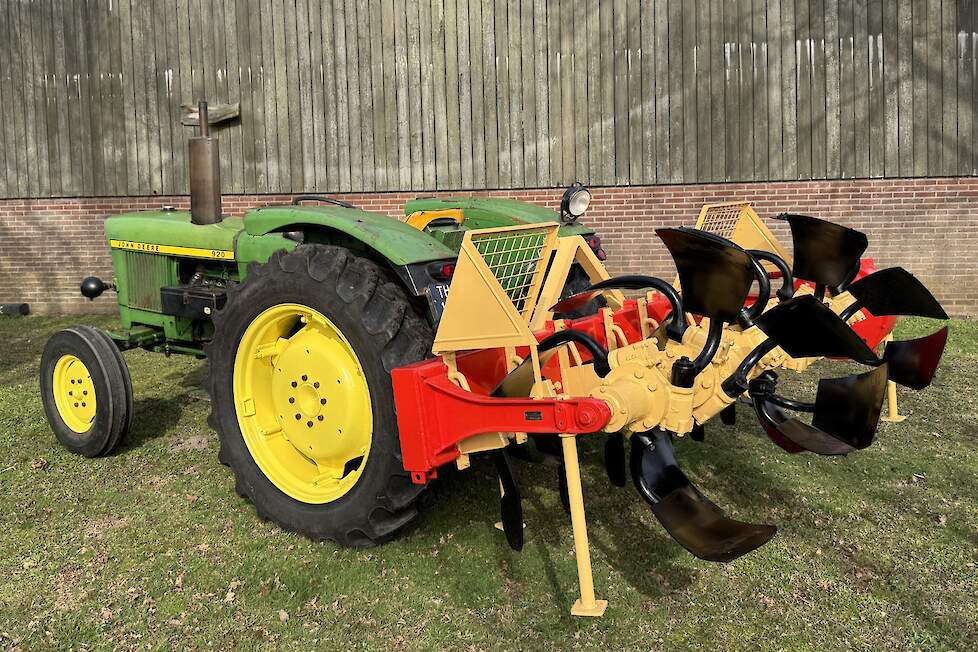 De John Deere 920 kan de Vicon spitmachine maar net tillen.