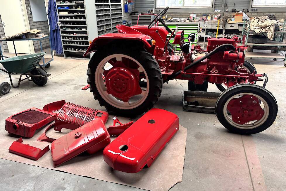 Arold is bijna klaar met de restauratie van deze McCormick DED-3. Het spuiten van het plaatwerk doet hij ook zelf, wel met een masker voor zijn gezicht.