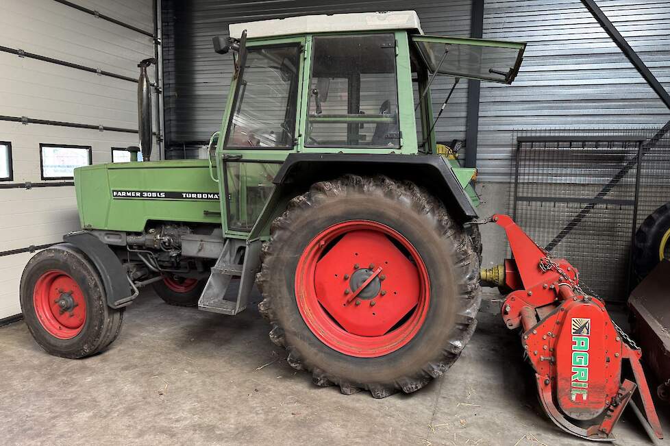De Fendt 305LS komt nog van het melkveebedrijf dat Arold tot 2010 in maatschap met zijn ouders runde. Het bouwjaar van de trekker is 1980, dus eigenlijk is de Fendt ook al een oldtimer, maar Arold gebruikt hem nog volop voor het bewerken van zijn land.