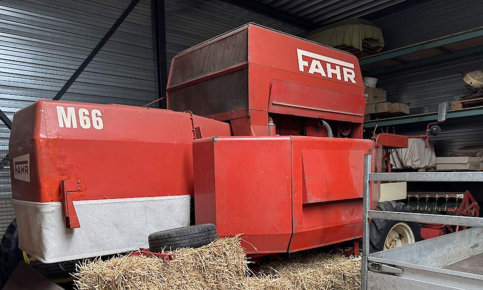 De Fahr combine met 3-cilinder Deutzmotor is van 1970. Arold gebruikt hem nog ieder jaar om koren mee te dorsen.