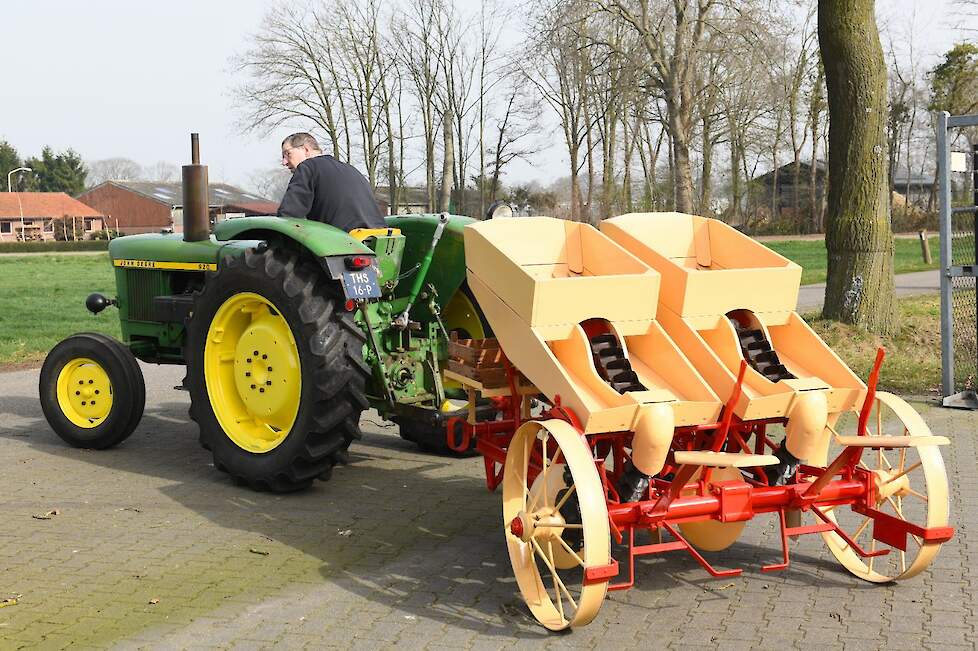 De twee-rijige aardappelpoter was het eerste Vicon werktuig dat Arold gerestaureerd heeft.