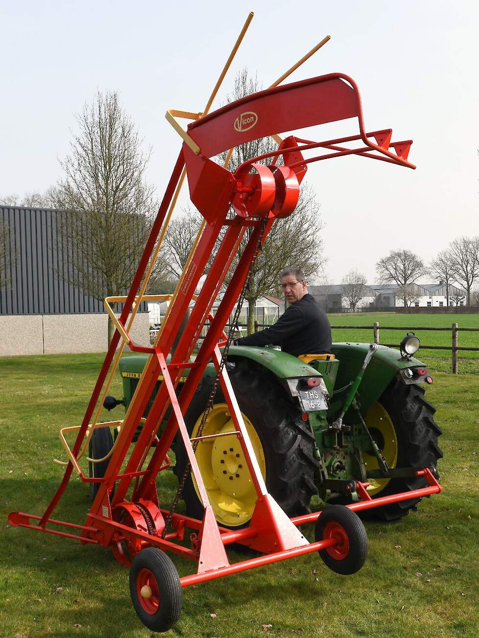 Zo moet het: om te kunnen keren op de kopakker moeten de wieltjes van de pakjeslader helemaal van de grond komen.