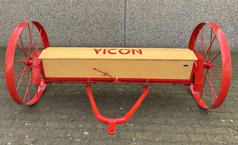 Naast de bekende pendelstrooier bouwde Vicon ook deze schotelstrooier.