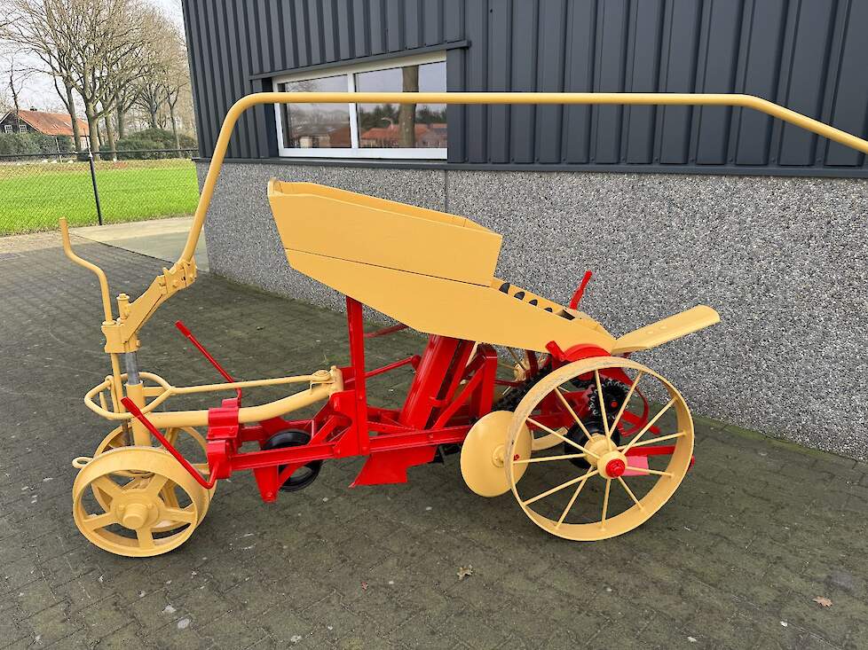 Behalve een twee-rijige aardappelpoter had Vicon ook een-rijer op de prijslijst staan.