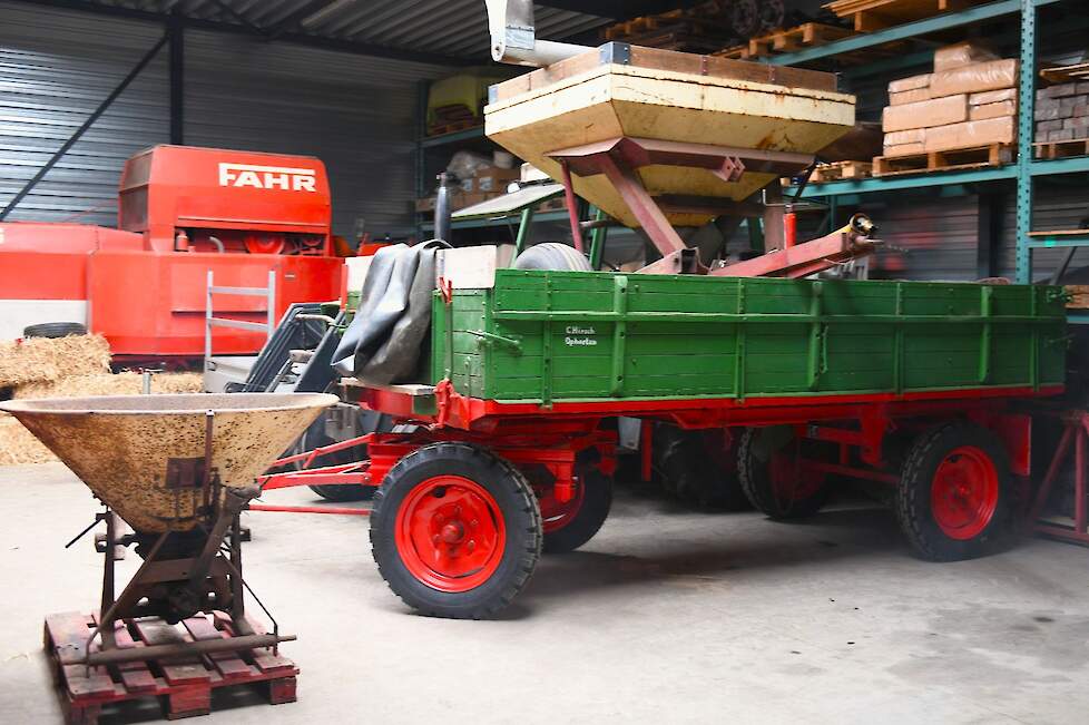 Linksonder en op de wagen staan twee Vicon kunstmeststrooiers die Arold nog moet restaureren. De kunstmeststrooier op de wagen is een Vicon pentonstrooier met een haakse overbrenging van een Lely kunstmeststrooier.