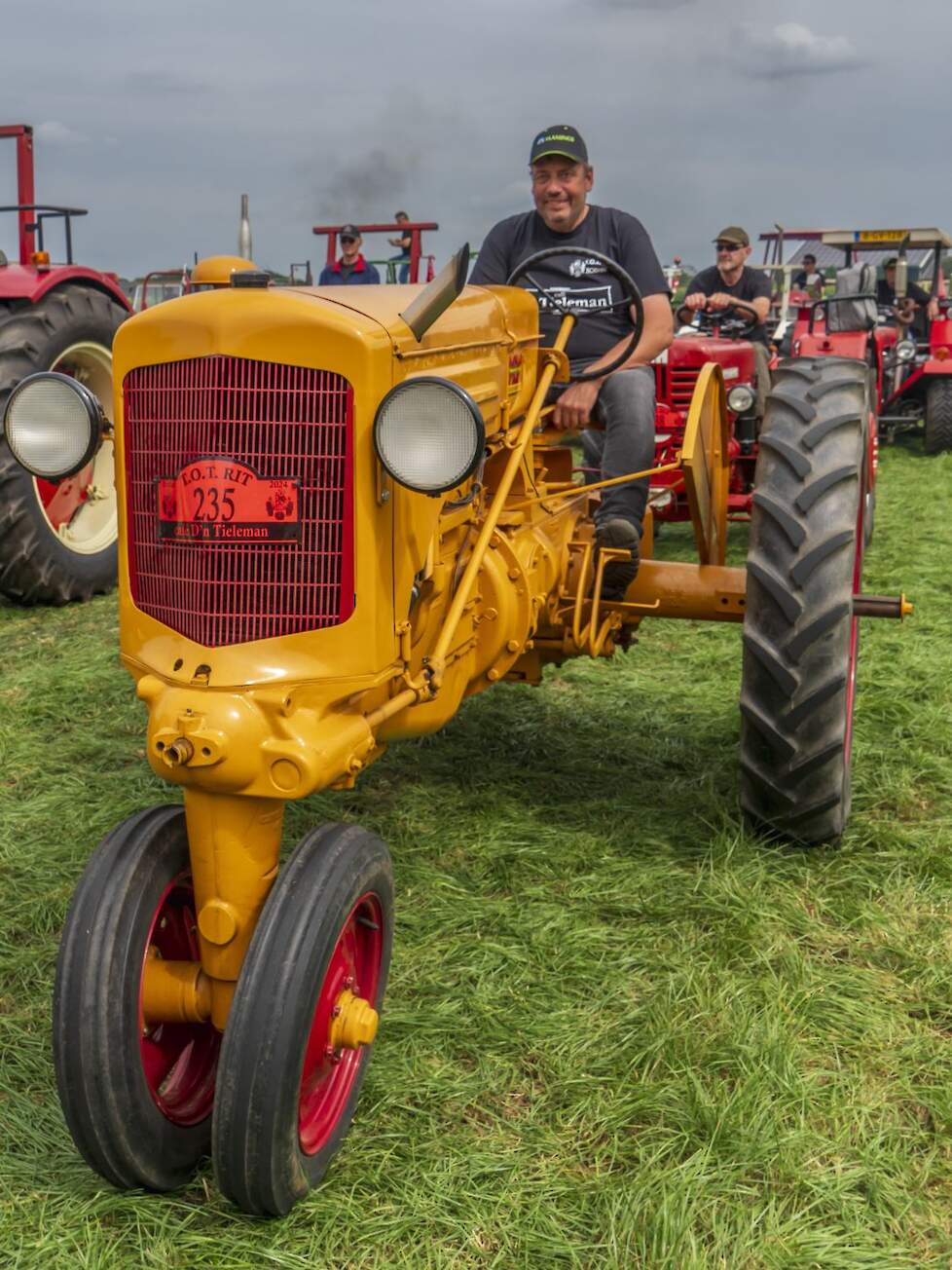 De Minneapolis Moline stond tijdens het bezoek van Trekkerweb nog in de winterstalling. Daarom een foto uit het eigen familiealbum van Arold waarop met de Moline deelneemt aan een toertocht.