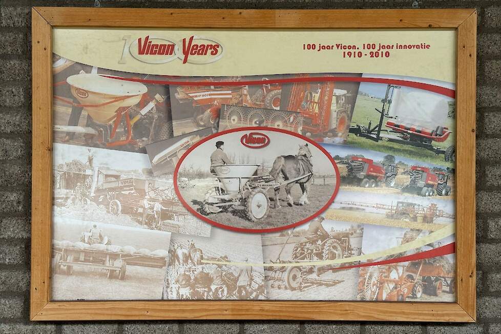 In de werkplaats hangt deze ingelijste poster die ter gelegenheid van het 100-jarig bestaan van de firma Vissers werd uitgegeven.