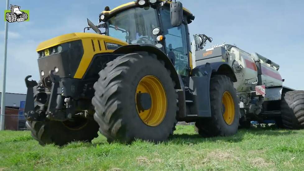 JCB Fasttrac 4220 met Kaweco Profi II.10 aan het mest injecteren