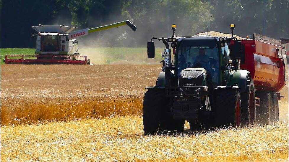 Wintergerst combinen met Handels- en Loonbedrijf Kuper B.V.