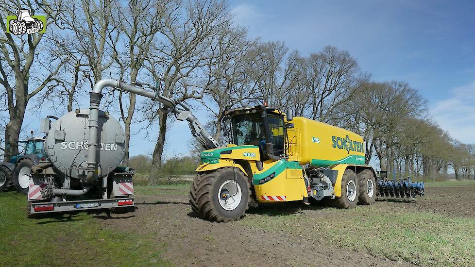 Bouwland bemesten met Ploeger (Oxbo) AT 5105 LNMS vijfwieler