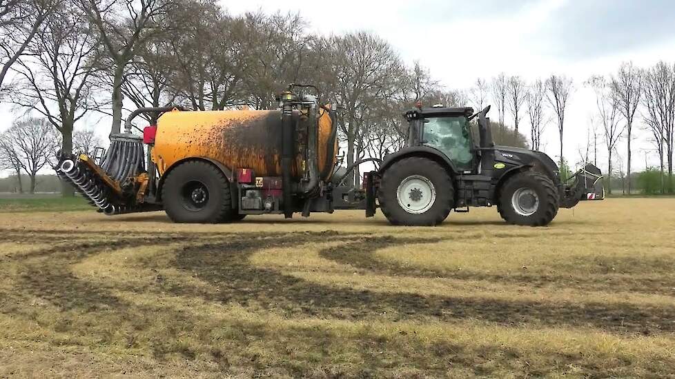 bouwland bemesten met een valtra en veenhuis bemester
