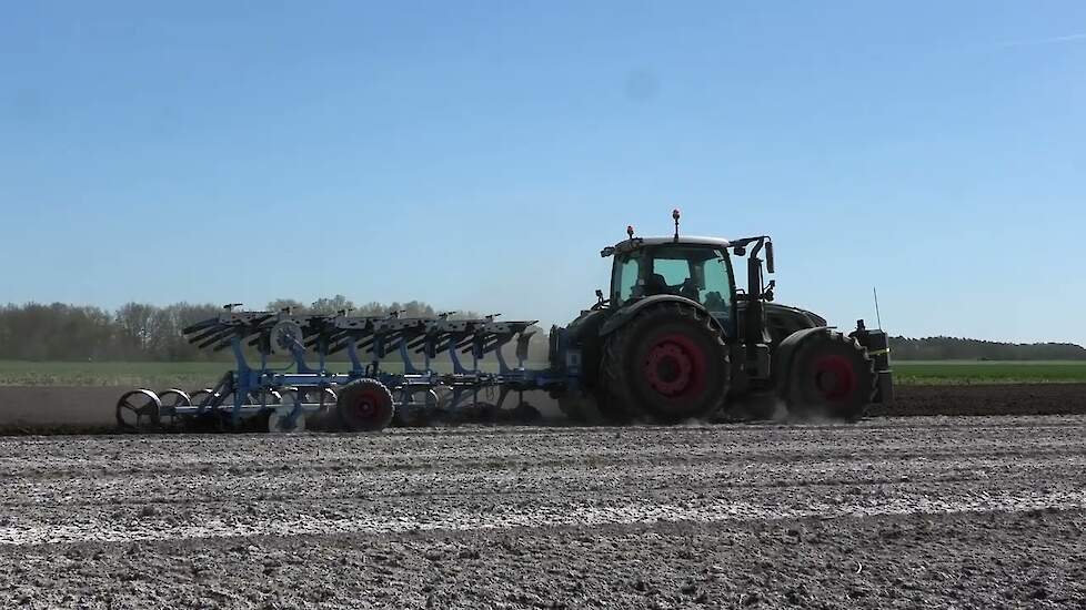 Bouwland ploegen met een Fendt 722 Vario en Lemken-wentelploeg