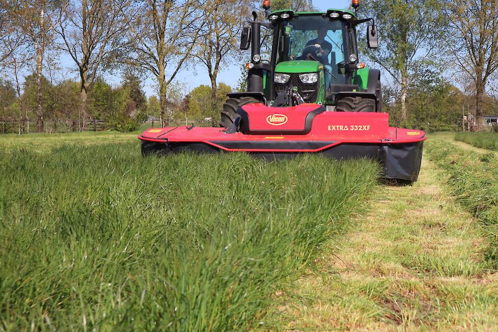 De vernieuwde XF-serie, nu verkrijgbaar in werkbreedtes van 3.2 m en 3.6 m, onderscheiden zich door de vijzel achter de maaibalk waarmee het gras direct op zwad gelegd kan worden. De maaier heeft daarnaast een nieuw design gekregen.